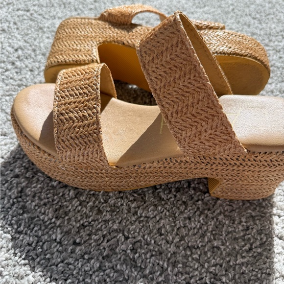 Shoes - Stylish Tan Woven Platform Sandals